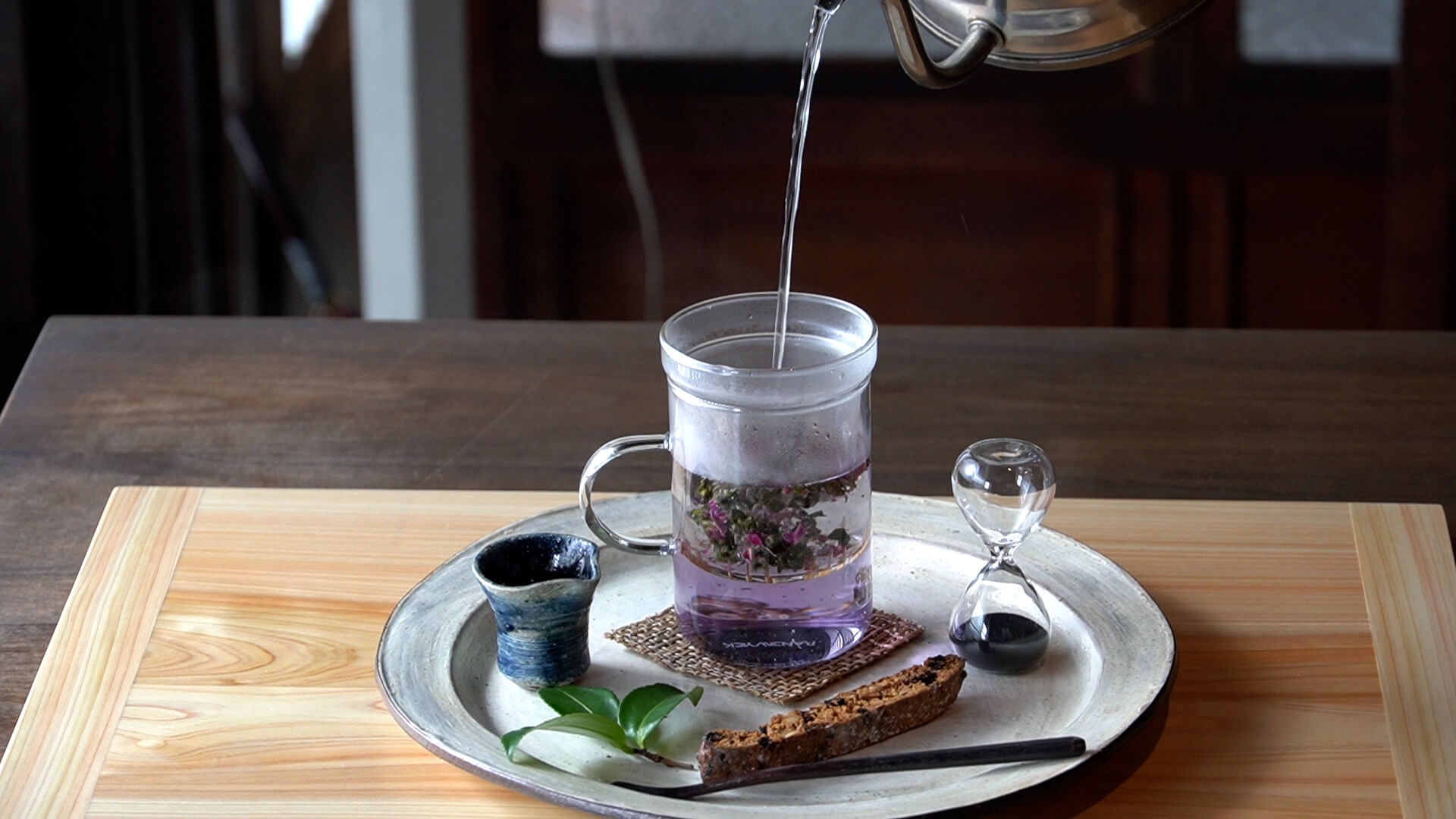 天然花茶の台湾薔薇烏龍茶をガラスカップで淹れる様子