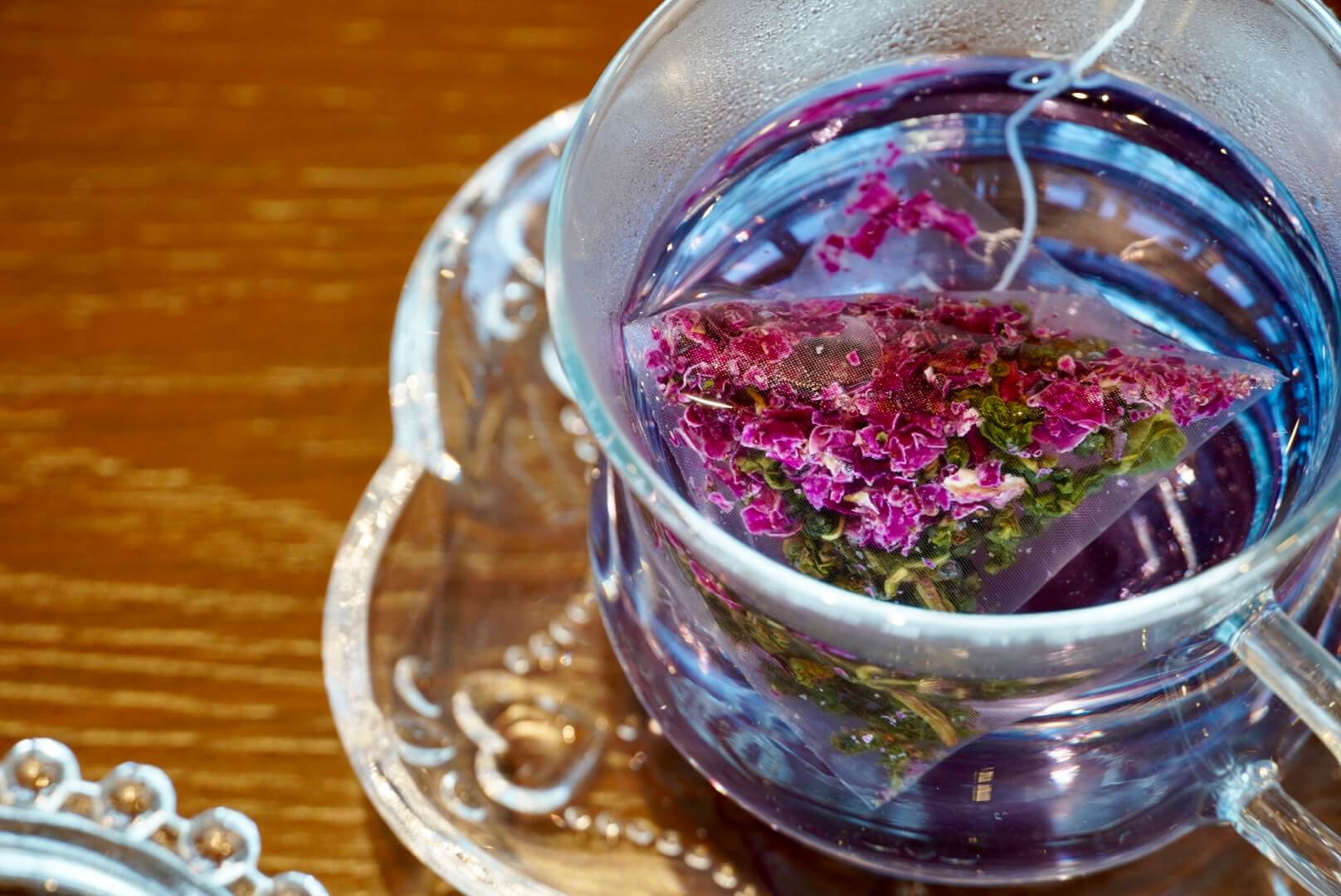 天然花茶の台湾薔薇烏龍茶にお湯を注ぎ、紫色に変化した様子