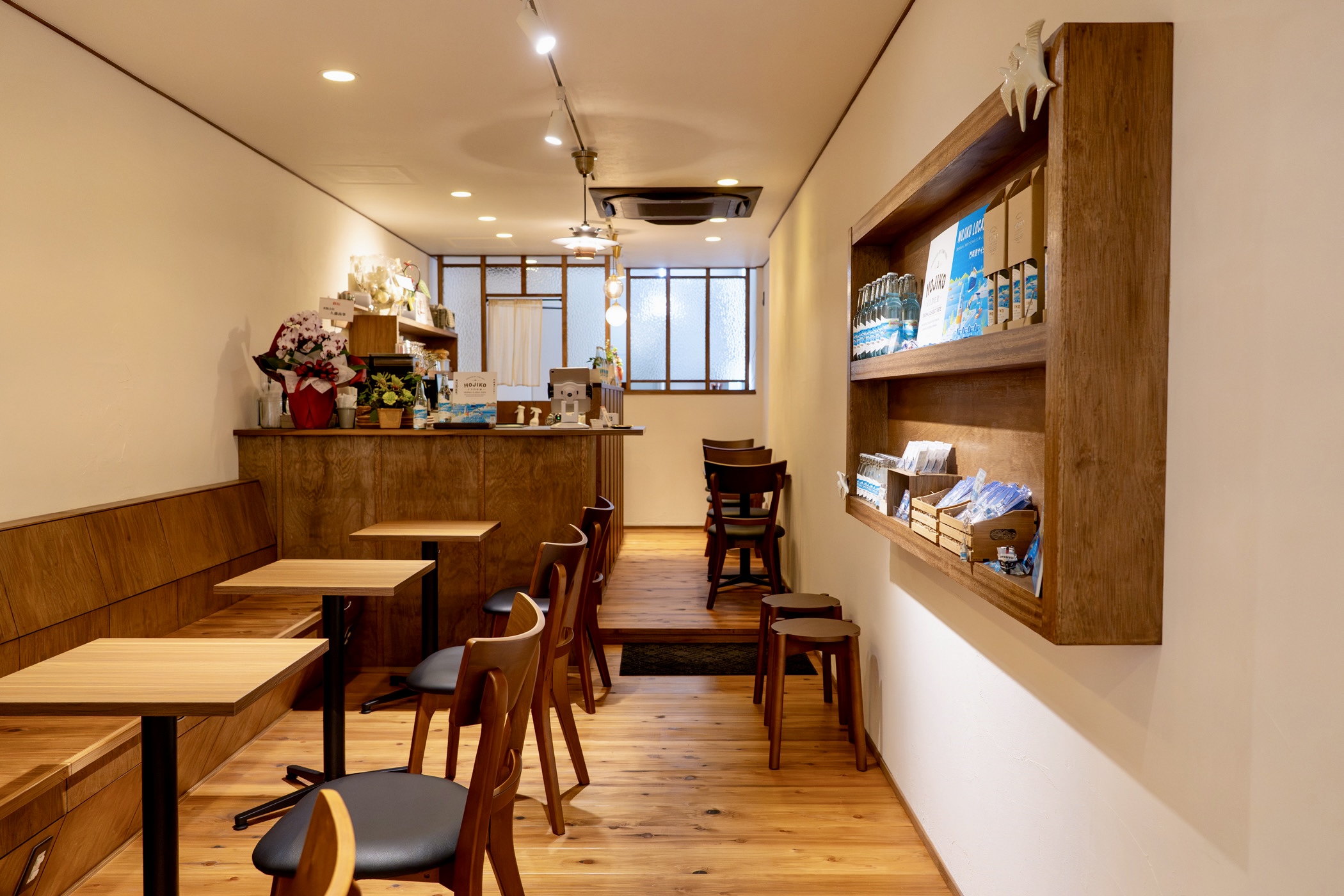 門司港・栄町銀天街で営業するクルーズカフェキャナルの店内